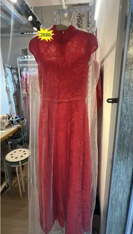 紅色高領蕾絲禮服
